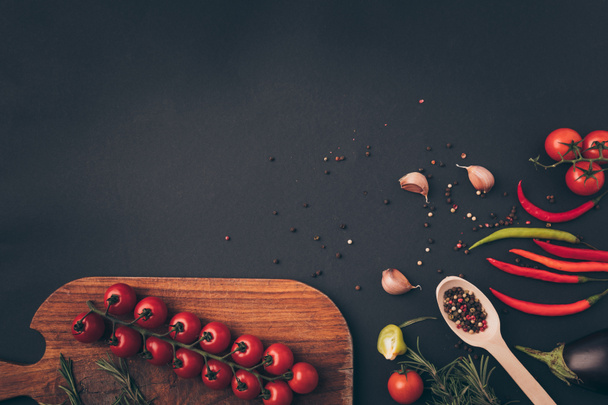 vue de dessus des tomates cerises et des épices sur la table grise
 - Photo, image
