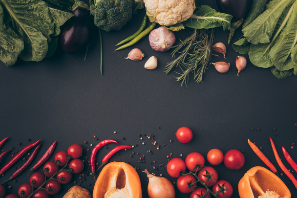 vista superior de verduras maduras de color sobre la mesa gris
  - Foto, Imagen
