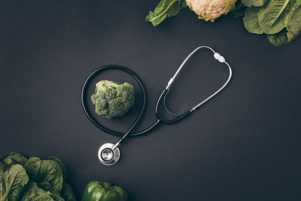 ylhäältä näkymä stetoskooppi parsakaali ja kukkakaali harmaa pöytä
  - Valokuva, kuva