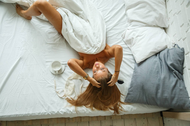 Blonde woman in resting bed - Фото, зображення