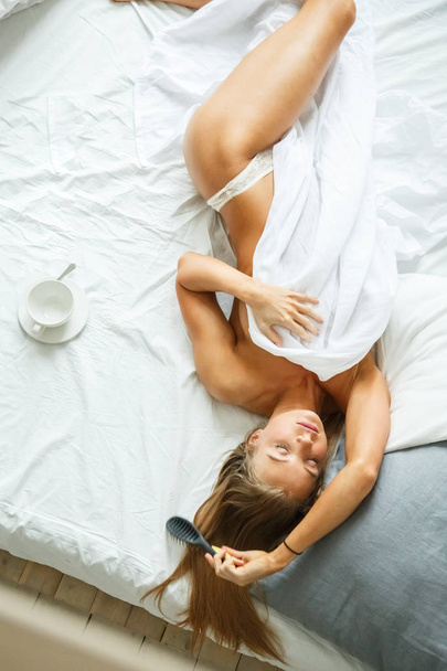 Yatak istirahat içinde sarışın kadın - Fotoğraf, Görsel