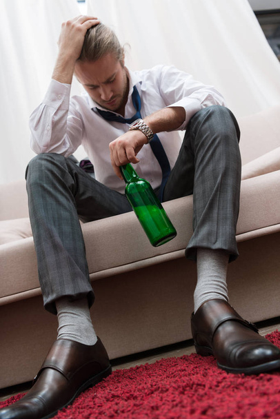 У человека болит голова после употребления алкоголя
 - Фото, изображение