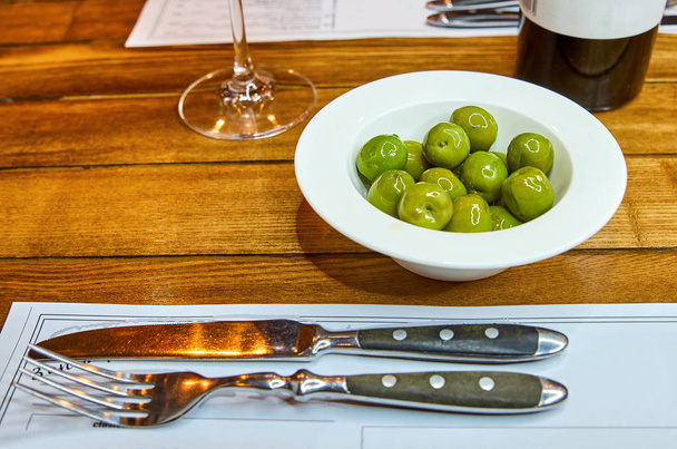 green olives on a table in a restaurant - Foto, immagini