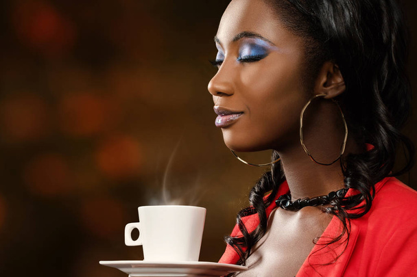 atractiva joven mujer oliendo café
 - Foto, Imagen