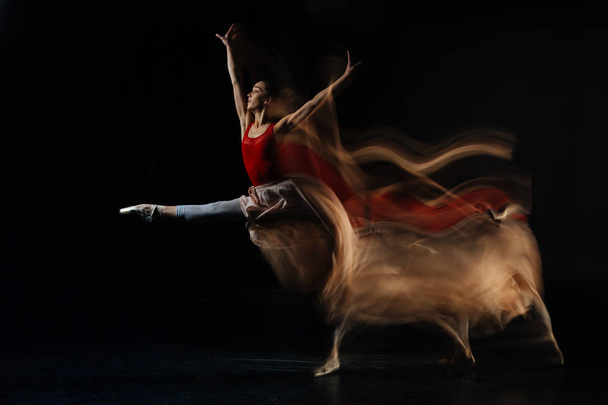 Attractive professional dancer showing a performance - Zdjęcie, obraz