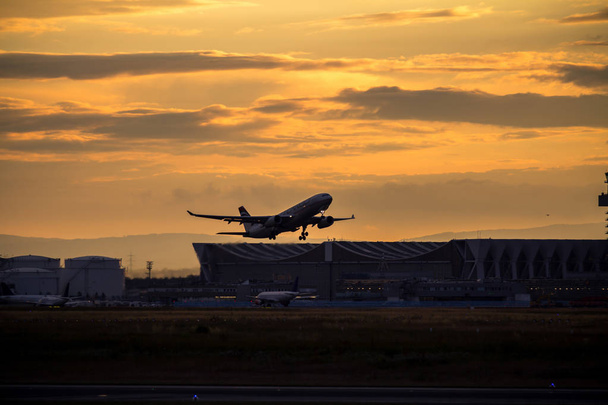 Silhouette dell'aeroplano al tramonto
 - Foto, immagini