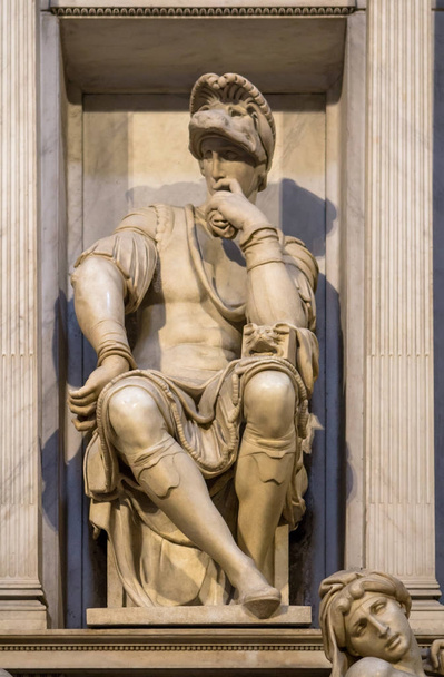 Скульптура Лоренцо II Медичи на его могиле, Флоренция, Италия
 - Фото, изображение