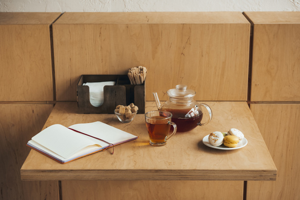 thee set en macarons - Foto, afbeelding
