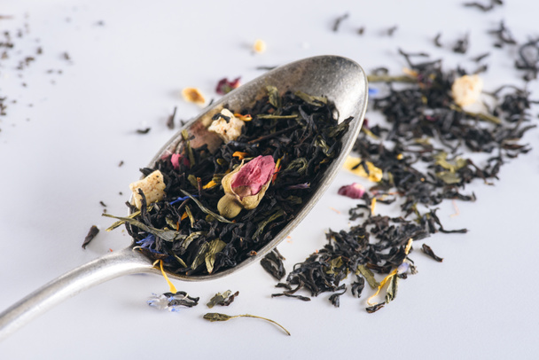 gyógynövény tea és kanál - Fotó, kép