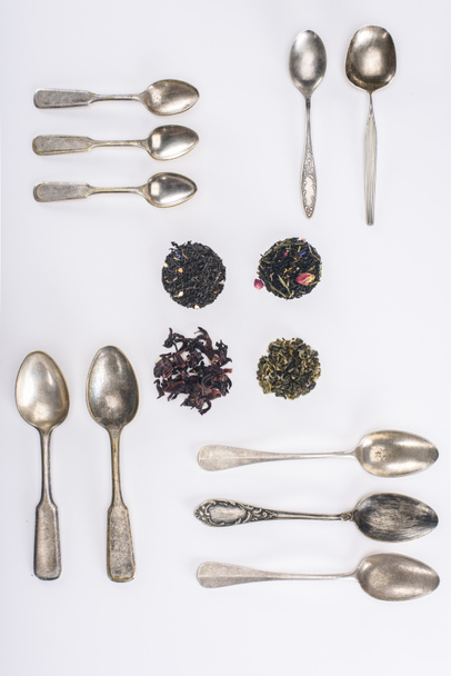 травяной чай и ложки
 - Фото, изображение