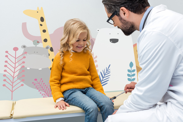 pediatrist provedení vyšetření neurologie pro dívku - Fotografie, Obrázek