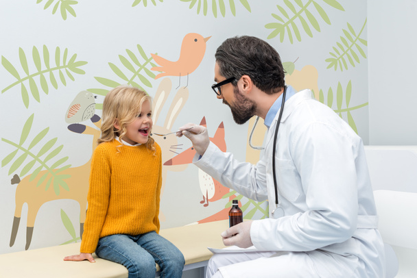pediatrist dává směs dívkou - Fotografie, Obrázek