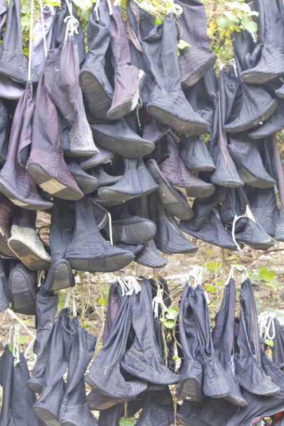 Muchas botas fangosas
 - Foto, imagen