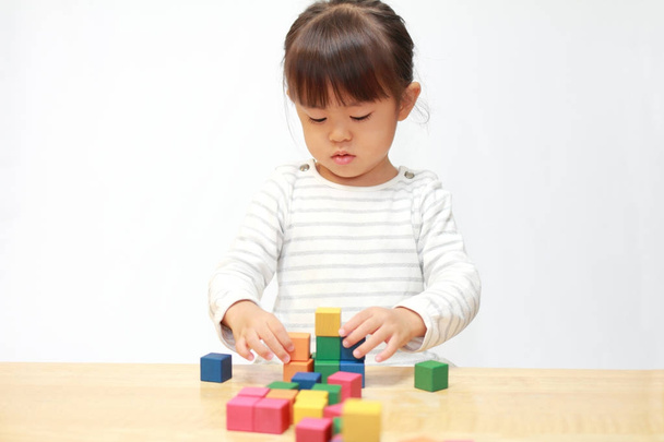 Japanese girl playing with blocks (3 years old) - Fotoğraf, Görsel