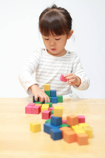 Japanese girl playing with blocks (3 years old) - Foto, immagini
