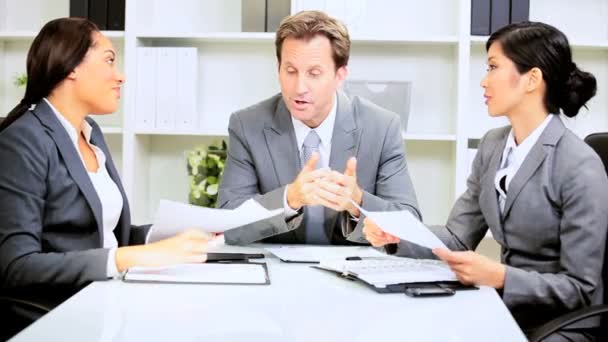 Multi etnikai üzletasszonyok Meeting férfi-ügyfél - Felvétel, videó