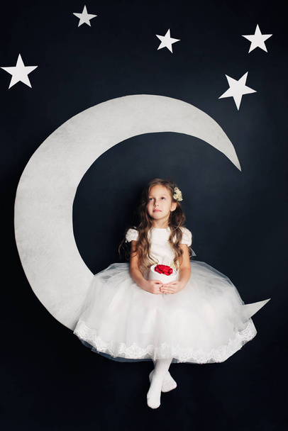 beautiful girl dreaming on the moon - Φωτογραφία, εικόνα