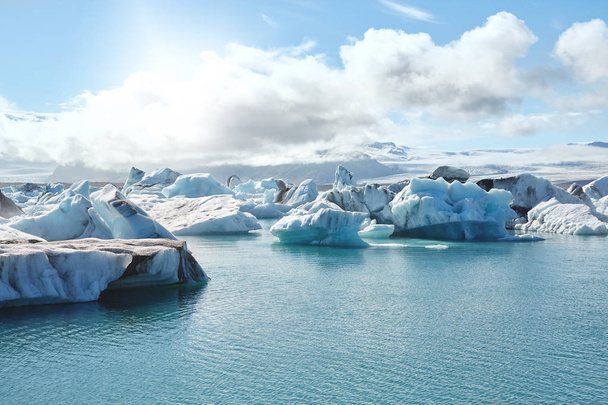 Piękny zimny krajobraz icelandyjskiej zatoki lagunowej, - Zdjęcie, obraz