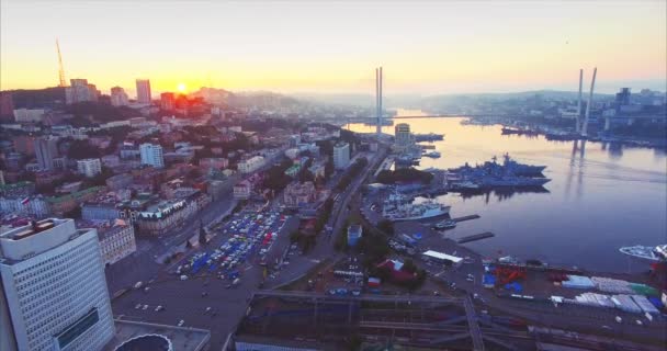 Εναέρια άποψη του κέντρου της πόλης του Βλαδιβοστόκ, στον Κεράτιο κόλπο λιμάνι. Ανατολή του ηλίου. Ρωσία - Πλάνα, βίντεο