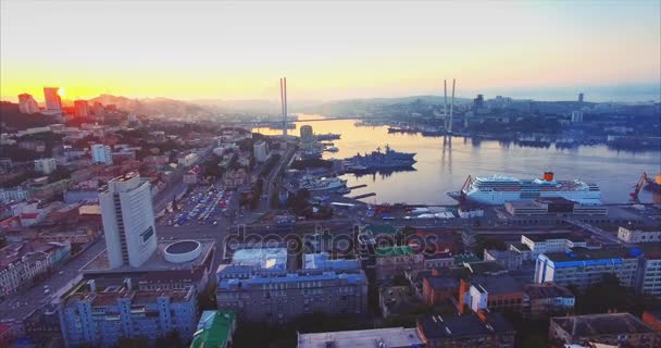 Achteruit vliegen boven het centrum van de stad Vladivostok op prachtige zonsopgang. Rusland - Video