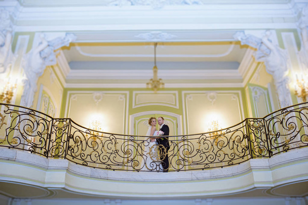 Свадебная пара в помещении обнимает друг друга
 - Фото, изображение