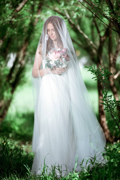 Brunette bride in fashion white wedding dress with makeup - Fotografie, Obrázek
