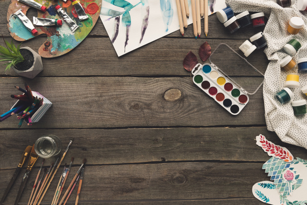 Holztisch mit Farben und Skizzen - Foto, Bild