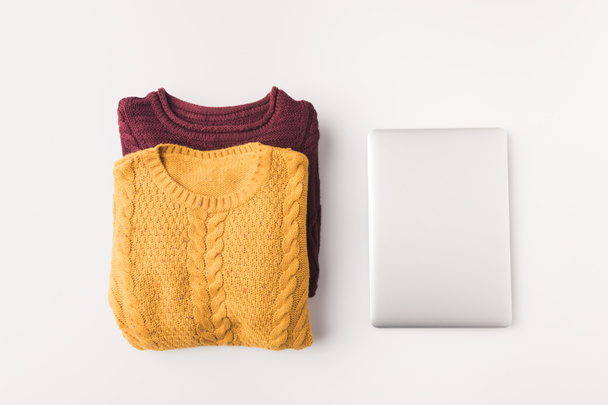 ニットのセーターとラップトップ - 写真・画像