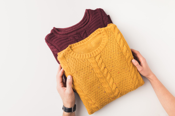 manos con suéteres de punto
 - Foto, Imagen