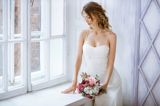 Brunette bride in fashion white wedding dress with makeup - Foto, imagen