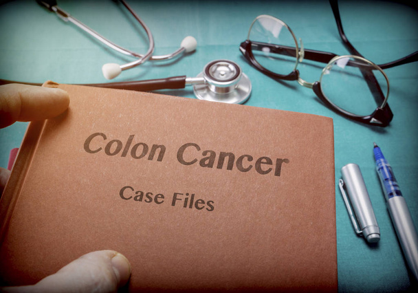  Γιατρός κατέχει το βιβλίο στον καρκίνο του παχέος εντέρου σε ένα νοσοκομείο  - Φωτογραφία, εικόνα