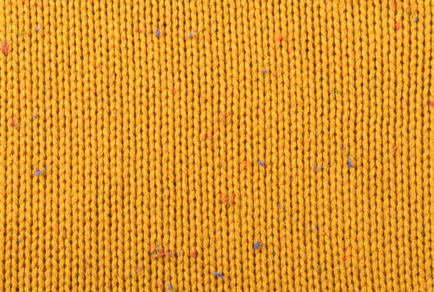 Gestrickter gelber Pullover - Foto, Bild