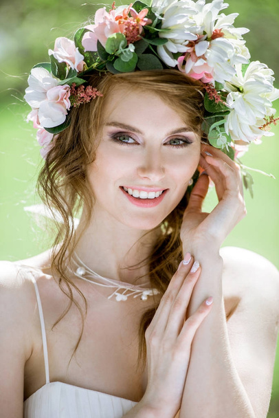 Closeup blonde bride with fashion wedding hairstyle and makeup - Fotó, kép
