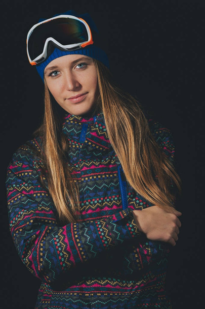 Όμορφη ξανθιά κοπέλα με μακριά μαλλιά με snowboard ρούχα με β - Φωτογραφία, εικόνα