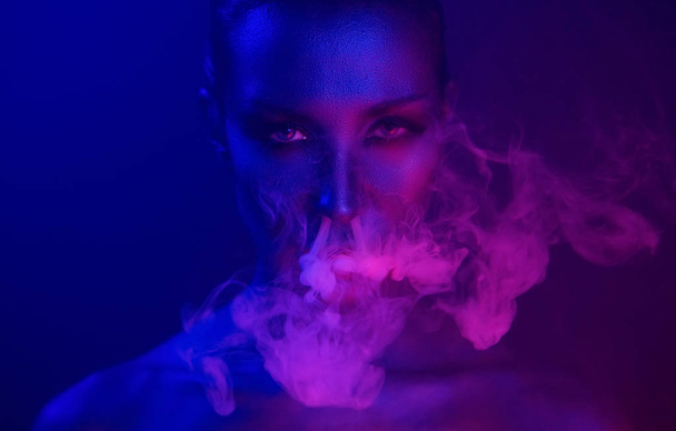 Vape Party, Nightlife. Beautiful Sexy Woman smoking - Фото, зображення