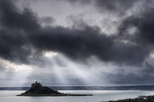 Dramatik bir bulutlu gökyüzü St Michael's mount, Penzance üzerinde başgösteren,  - Fotoğraf, Görsel