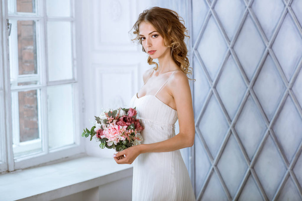 Brunette bride in fashion white wedding dress with makeup - Valokuva, kuva