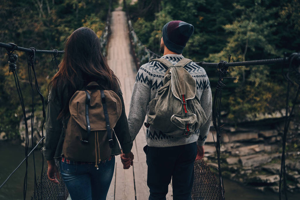 couple walking on suspension bridge - Foto, Bild