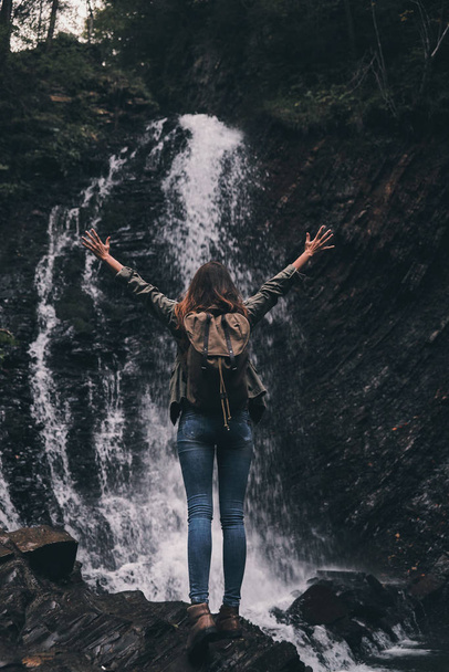 woman standing near waterfall - Foto, afbeelding