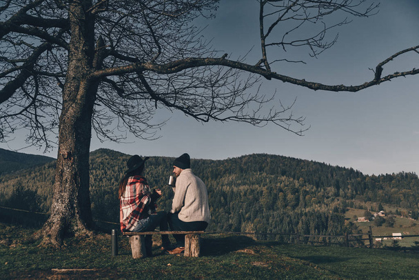 traveler couple sitting on bench - Valokuva, kuva