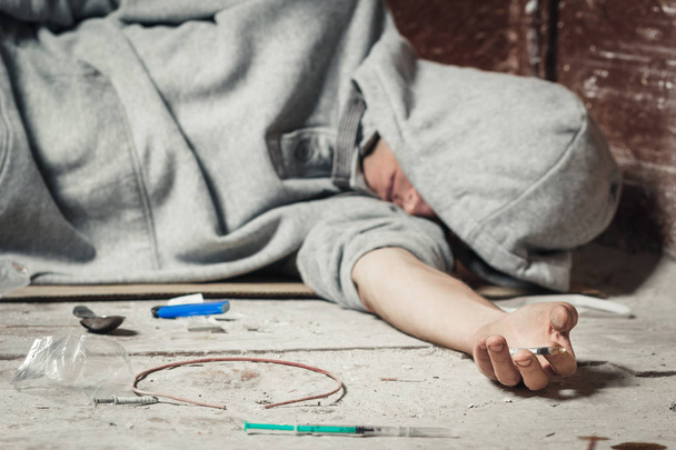 Ruční narkoman a stříkačku s heroinem, ležící na podlaze. Konc - Fotografie, Obrázek