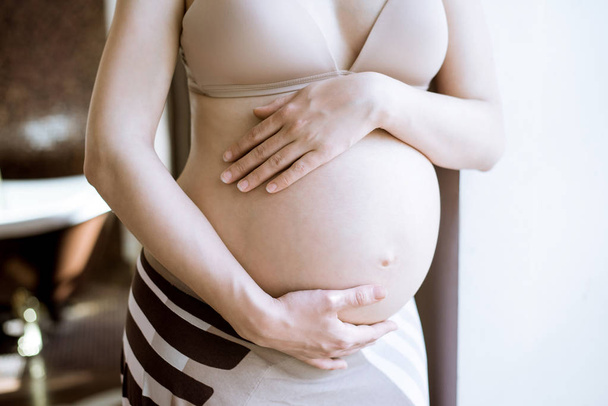 Beauty pregnant woman indoors - Foto, afbeelding