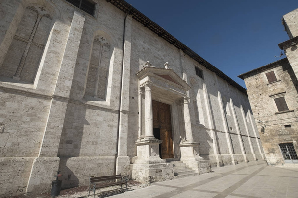 Ascoli Piceno (Marchas, Itália), igreja histórica de manhã
 - Foto, Imagem