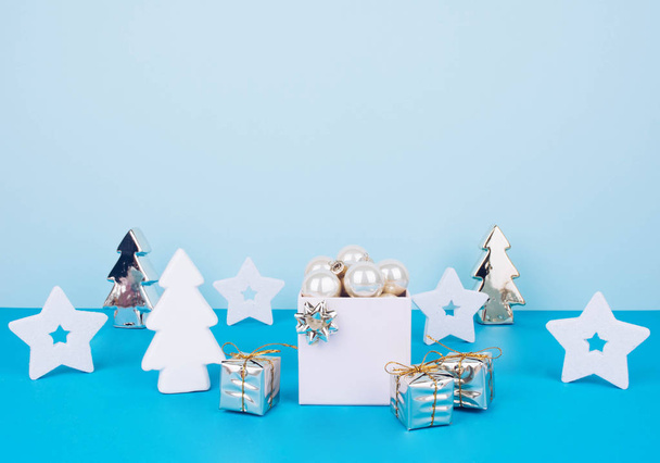 Christmas tree balls on a blue background - Foto, Bild