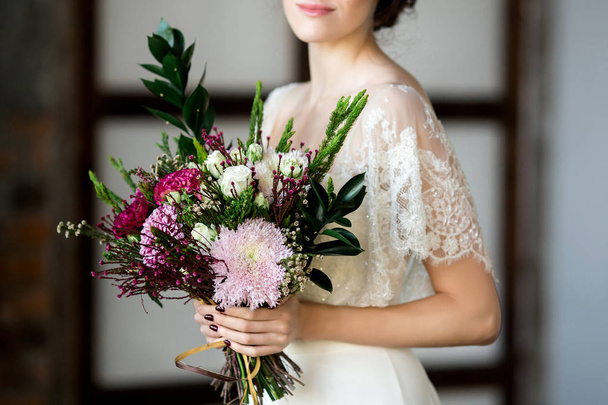 Bride holding big wedding bouquet on wedding ceremony - Foto, immagini