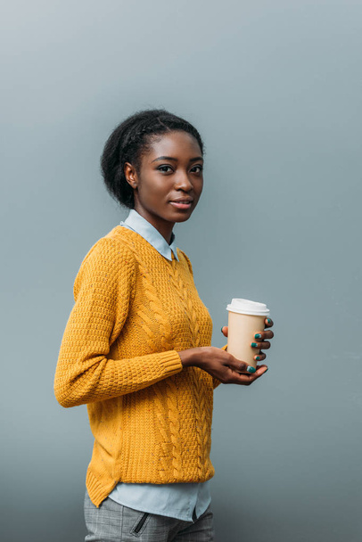 красивая африканская американка с одноразовой чашкой кофе
 - Фото, изображение