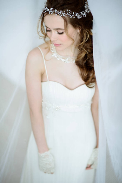 Brunette bride in fashion white wedding dress with makeup - Foto, imagen
