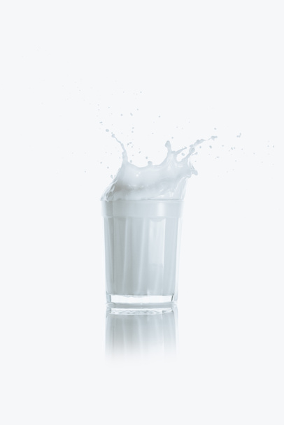 Salpicadura de leche en vaso
 - Foto, Imagen