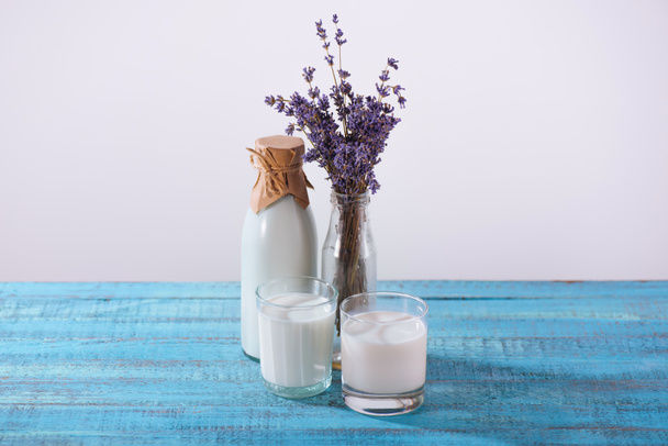 čerstvé mléko s levandulí  - Fotografie, Obrázek