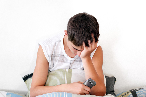 Sorrowful Teenager get SMS - Φωτογραφία, εικόνα